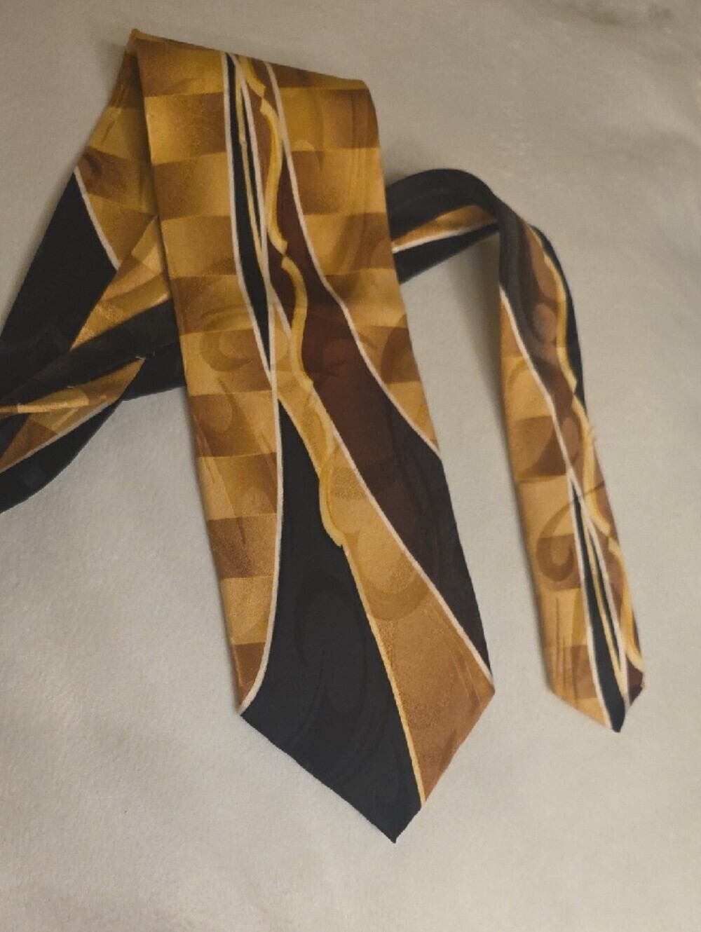 Dino bassi Hand Made Men's Black & Gold Geometric Silk Tie 4 Inches Wide - Picture 14 of 14